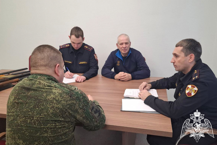 При содействии Росгвардии в Тюменской области более 2 тысяч единиц оружия передано в зону СВО (видео)