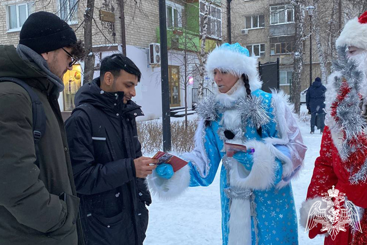 В Тюмени прошла новогодняя акция Росгвардии с участием «Деда Мороза специального назначения», Снегурочки и служебной собаки (видео)