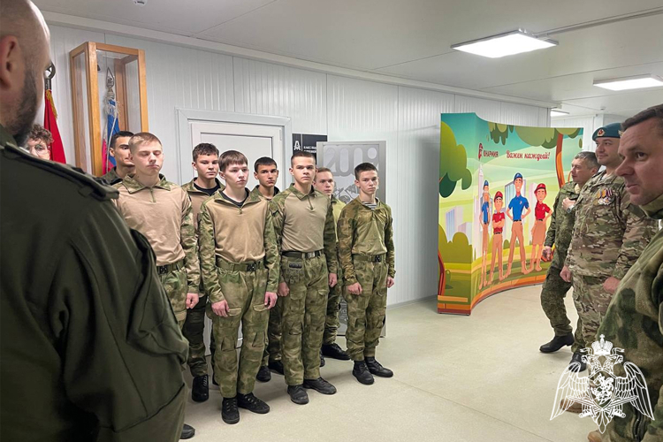 Сотрудники тюменского СОБР «Сова» – наставники курсантов специализированной группы «Щитовик»