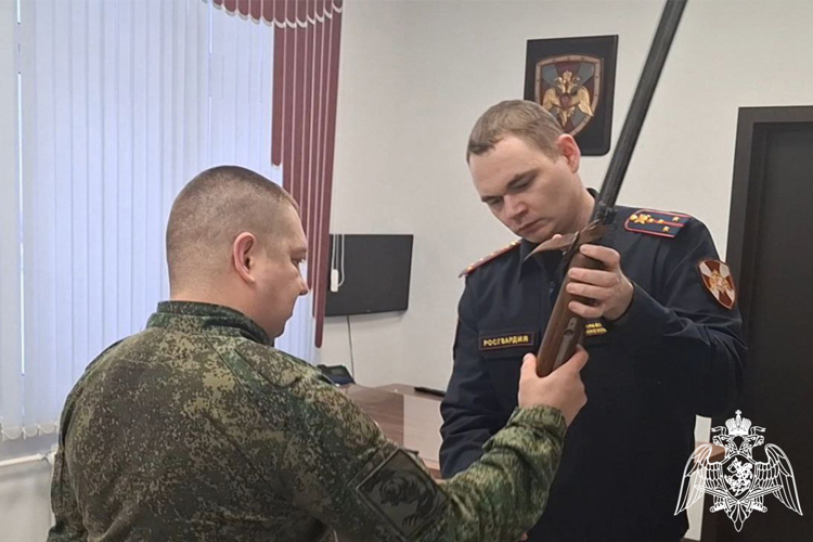 При содействии Росгвардии в Тюменской области более 2 тысяч единиц оружия передано в зону СВО (видео)