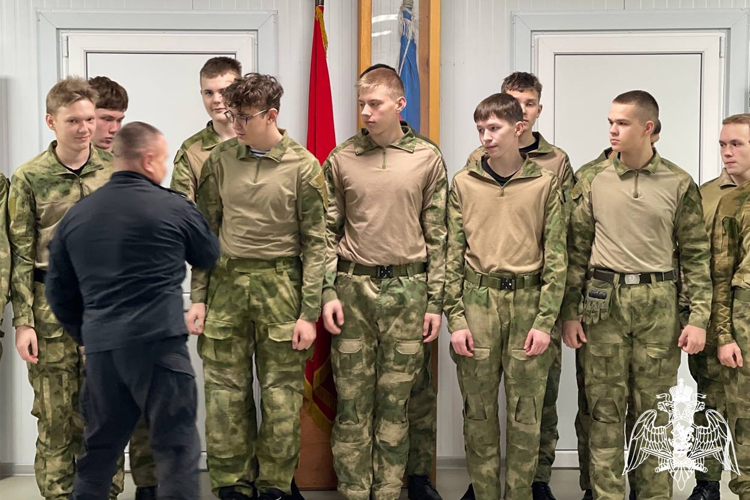 Сотрудники тюменского СОБР «Сова» – наставники курсантов специализированной группы «Щитовик»