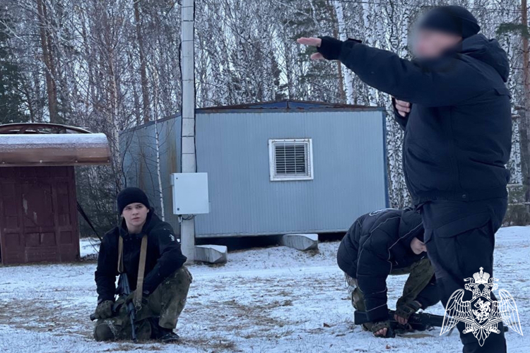 Сотрудники тюменского СОБР «Сова» – наставники курсантов специализированной группы «Щитовик»