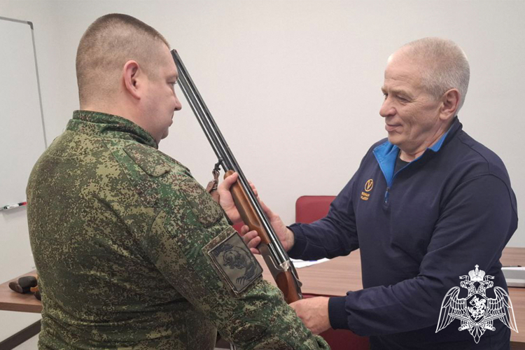 При содействии Росгвардии в Тюменской области более 2 тысяч единиц оружия передано в зону СВО (видео)