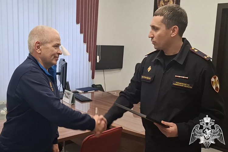 При содействии Росгвардии в Тюменской области более 2 тысяч единиц оружия передано в зону СВО (видео)