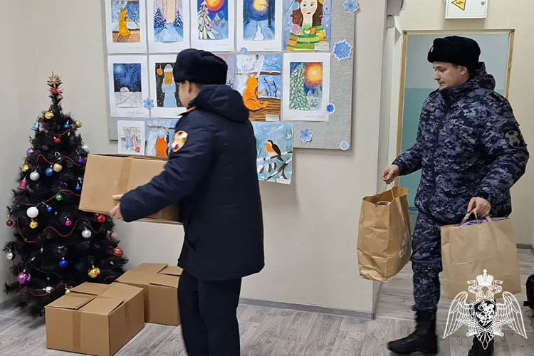 Росгвардейцы оказали благотворительную помощь оказавшимся в трудной жизненной ситуации тюменцам