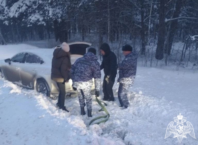 Росгвардейцы помогли женщине с ребенком, замерзающим на тюменской трассе