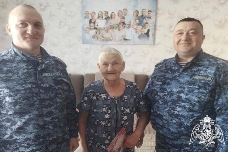 Сотрудники Росгвардии в Тюменской области поздравили с 90-летним юбилеем труженицу тыла