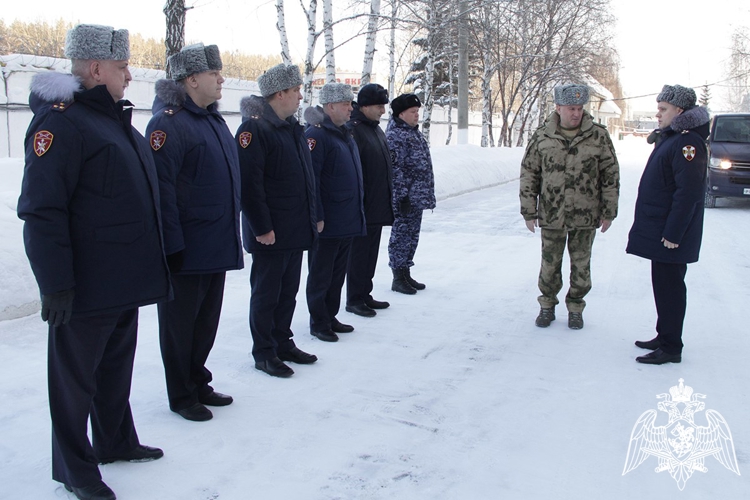     Командующий Уральским округом Росгвардии проверил подразделения ведомства в Тюменской области 