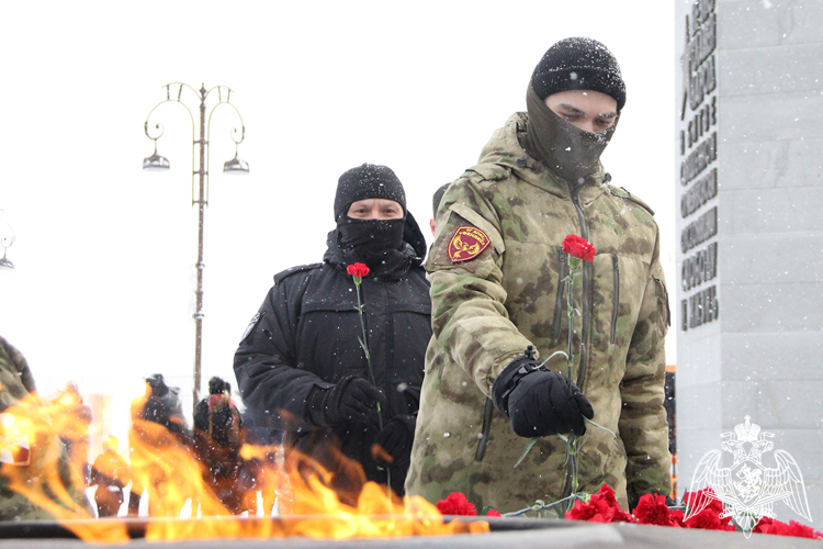 Память героев Сталинградской битвы почтили росгвардейцы в Тюмени