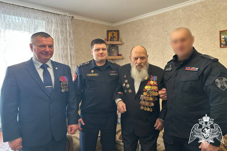 Офицеры и ветераны Росгвардии в Тюмени поздравили с Днём защитника Отечества участника Великой Отечественной войны