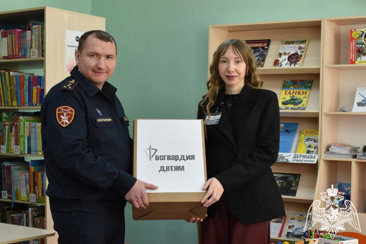 В День книгодарения росгвардейцы на Урале присоединились к всероссийской акции «Дарите книги с любовью»