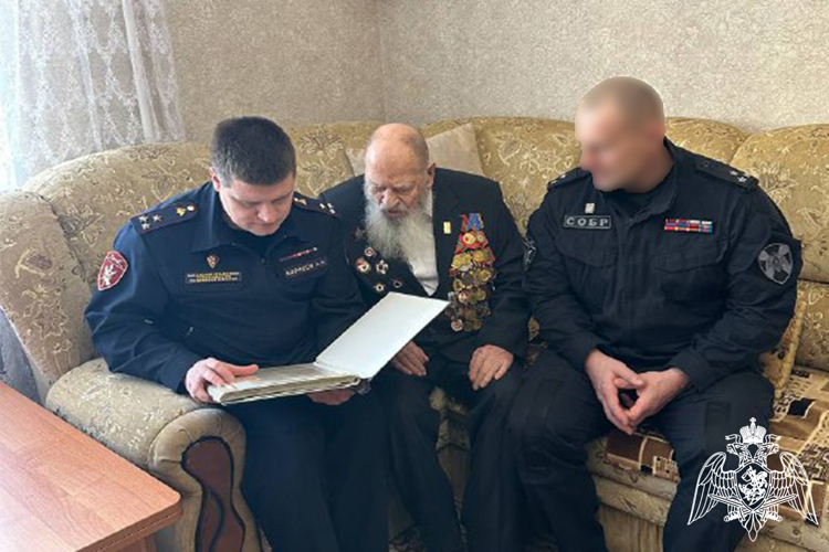 Офицеры и ветераны Росгвардии в Тюмени поздравили с Днём защитника Отечества участника Великой Отечественной войны