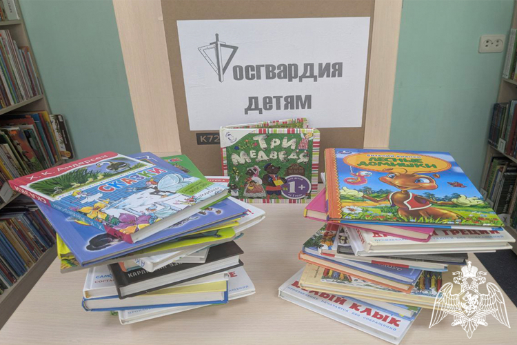 В День книгодарения росгвардейцы на Урале присоединились к всероссийской акции «Дарите книги с любовью»