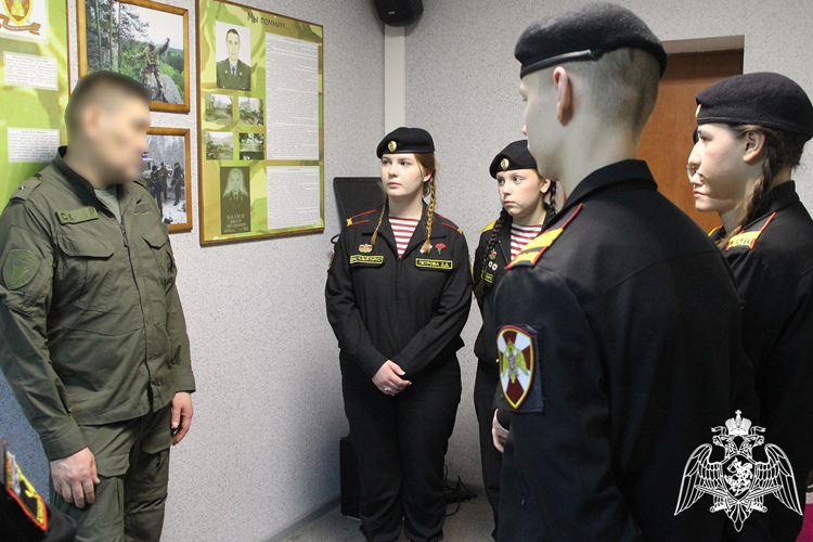 Сотрудники СОБР Росгвардии в Тюмени пригласили в гости кадет и напомнили им об антитеррористической безопасности