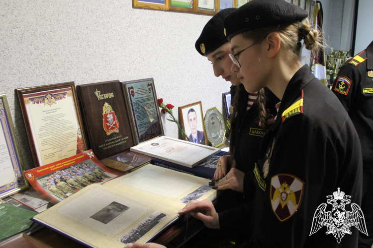 Сотрудники СОБР Росгвардии в Тюмени пригласили в гости кадет и напомнили им об антитеррористической безопасности