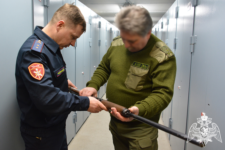 При содействии Росгвардии 200 единиц гладкоствольного оружия передано тюменским подразделениям в зону СВО