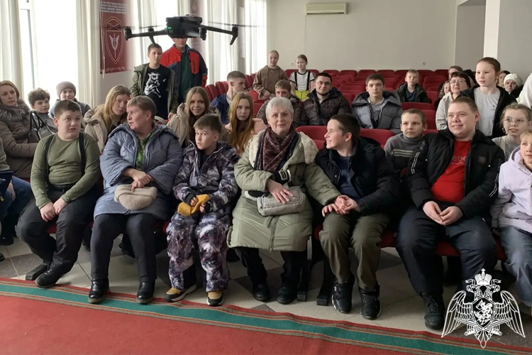 Бойцы тюменского ОМОН провели день открытых дверей для ребят из Заводоуковска