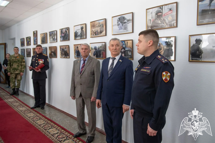 Фотовыставка «10 лет Росгвардии. Всегда на страже» открыта в Тюменской областной Думе