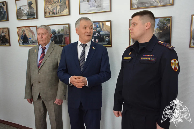 Фотовыставка «10 лет Росгвардии. Всегда на страже» открыта в Тюменской областной Думе