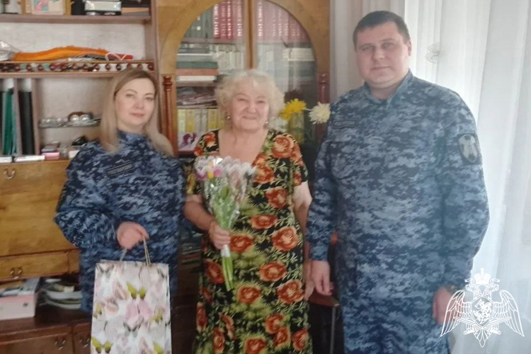 Росгвардейцы в Тюменской области поздравили с весенним праздником матерей и вдов погибших в разные годы боевых товарищей