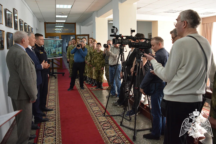 Фотовыставка «10 лет Росгвардии. Всегда на страже» открыта в Тюменской областной Думе