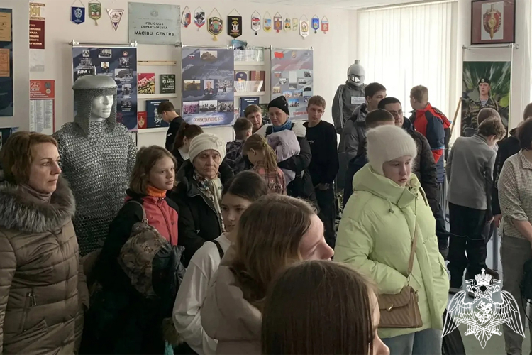 Бойцы тюменского ОМОН провели день открытых дверей для ребят из Заводоуковска