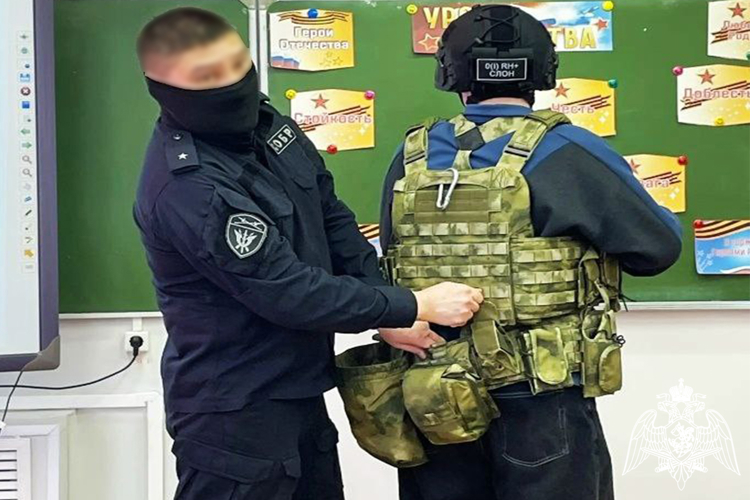 Бойцы спецподразделений Росгвардии в Тюменской области проводят патриотические мероприятия для школьников