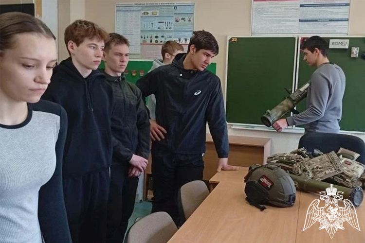 Бойцы спецподразделений Росгвардии в Тюменской области проводят патриотические мероприятия для школьников