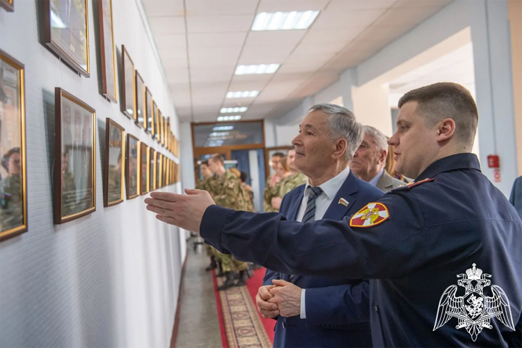 Фотовыставка «10 лет Росгвардии. Всегда на страже» открыта в Тюменской областной Думе