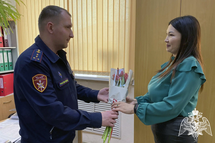 Праздничная акция «Весенний комплимент от Росгвардии» проходит в Тюменской области