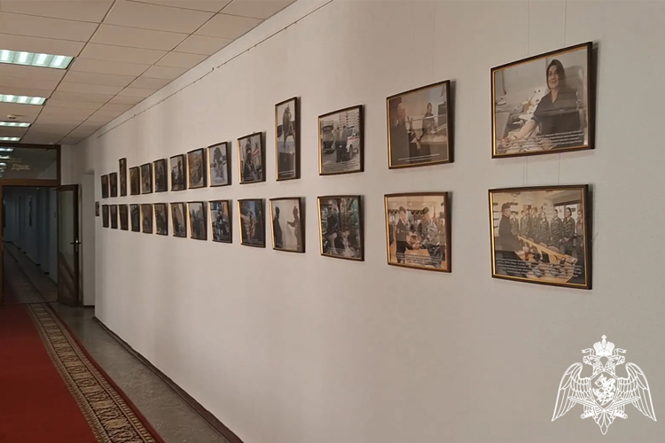 Фотовыставка «10 лет Росгвардии. Всегда на страже» открыта в Тюменской областной Думе