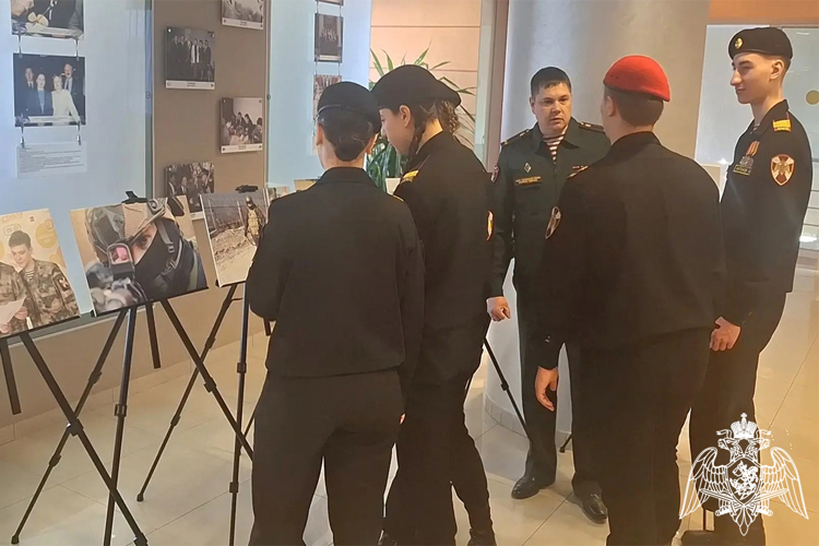 В Тюменской городской Думе завершила работу фотовыставка «Росгвардия. Всегда на страже»