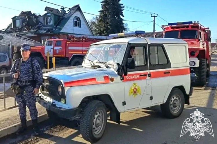 Сотрудники Росгвардии оказали содействие экстренным службам на пожаре в Тюменском районе