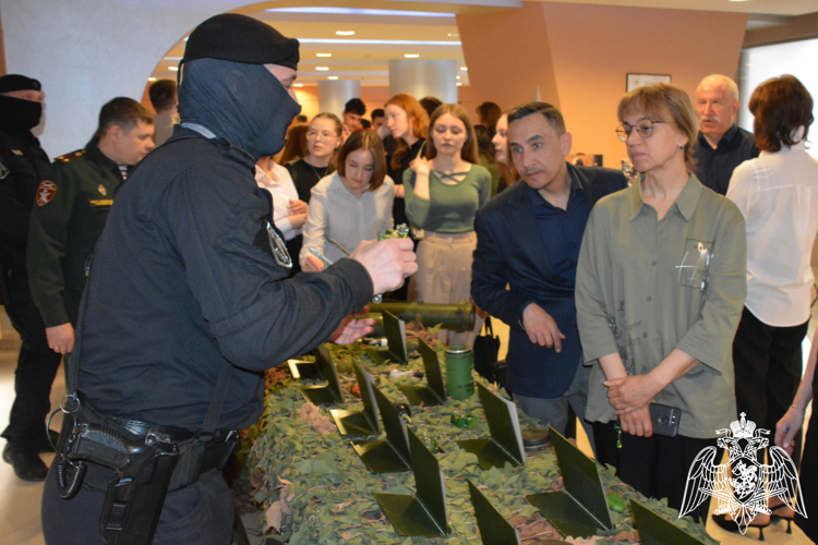 В Тюменской городской Думе открылась фотовыставка «Росгвардия. Всегда на страже» (видео)