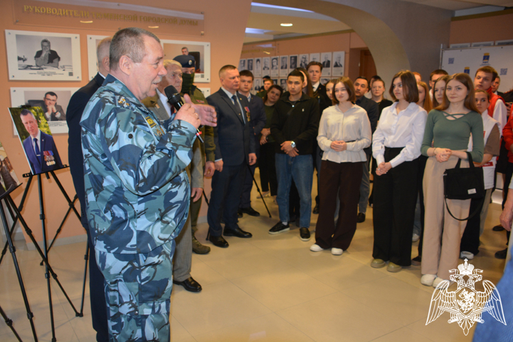 В Тюменской городской Думе открылась фотовыставка «Росгвардия. Всегда на страже» (видео)