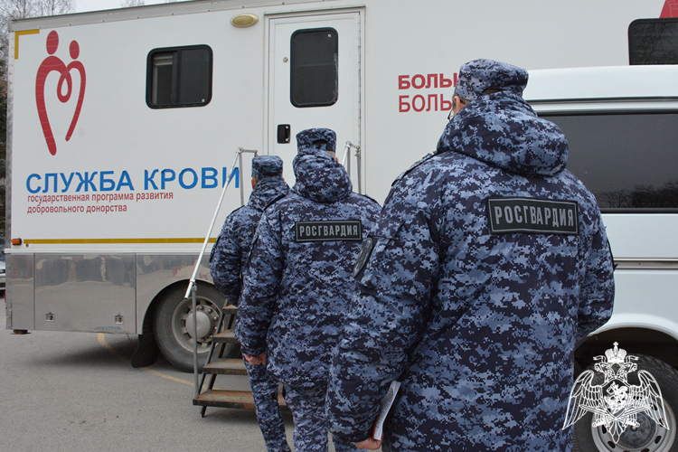 В рамках национального дня донора росгвардейцы в Тюмени пополнили банк крови на 23 литра
