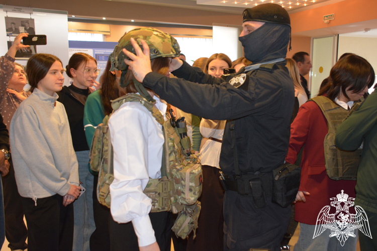 В Тюменской городской Думе открылась фотовыставка «Росгвардия. Всегда на страже» (видео)