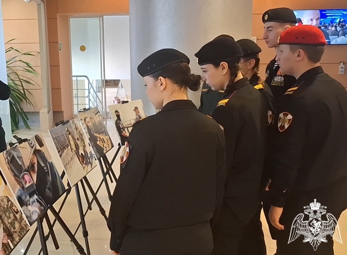 В Тюменской городской Думе открылась фотовыставка «Росгвардия. Всегда на страже» (видео)