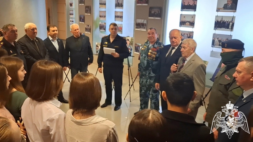 В Тюменской городской Думе открылась фотовыставка «Росгвардия. Всегда на страже» (видео)