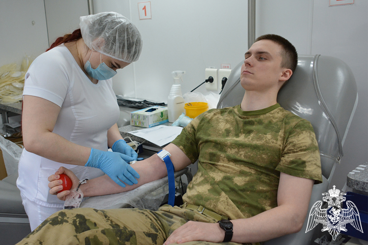 В рамках национального дня донора росгвардейцы в Тюмени пополнили банк крови на 23 литра