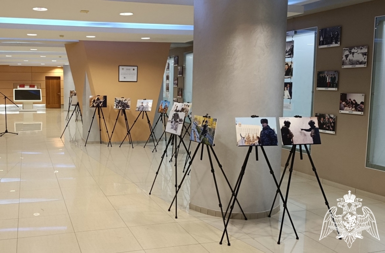 В Тюменской городской Думе открылась фотовыставка «Росгвардия. Всегда на страже» (видео)