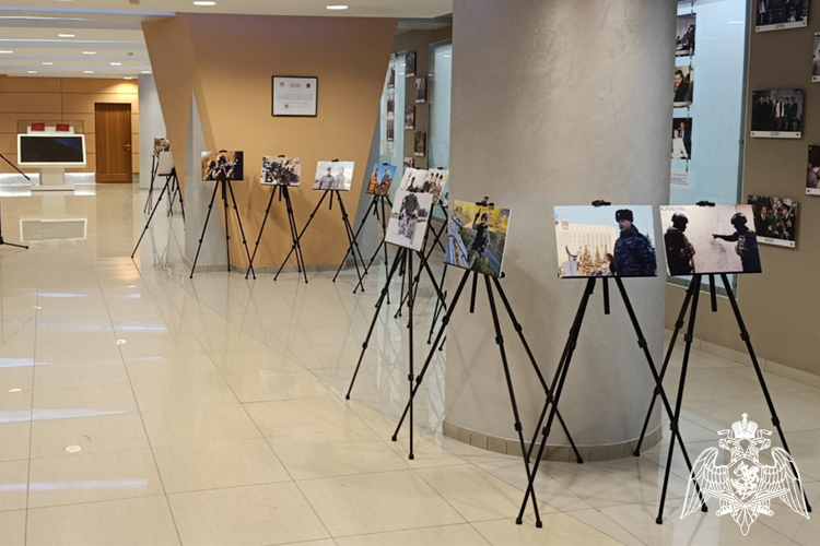 В Тюменской городской Думе завершила работу фотовыставка «Росгвардия. Всегда на страже»