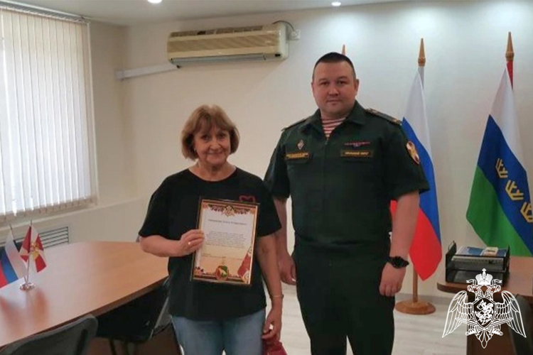В Общероссийский день библиотек росгвардейцы в Тюмени поздравляют работников отрасли