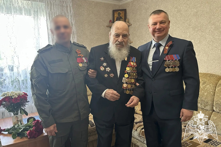 Офицеры и ветераны СОБР Росгвардии в Тюмени поздравили с Днём Победы участника Великой Отечественной войны
