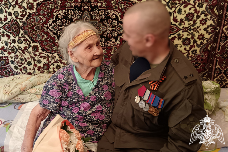 В Тюмени офицеры СОБР Росгвардии поздравили 100-летнюю труженицу тыла с Днём Победы