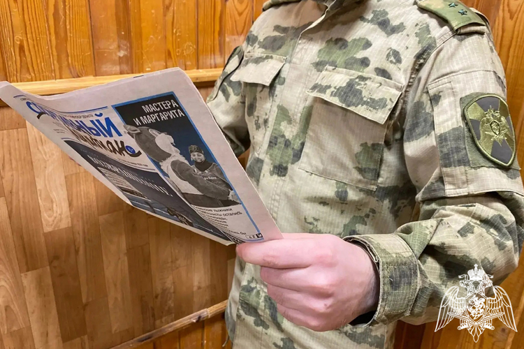 Бойцы Росгвардии в зоне специальной военной операции читают тюменские газеты
