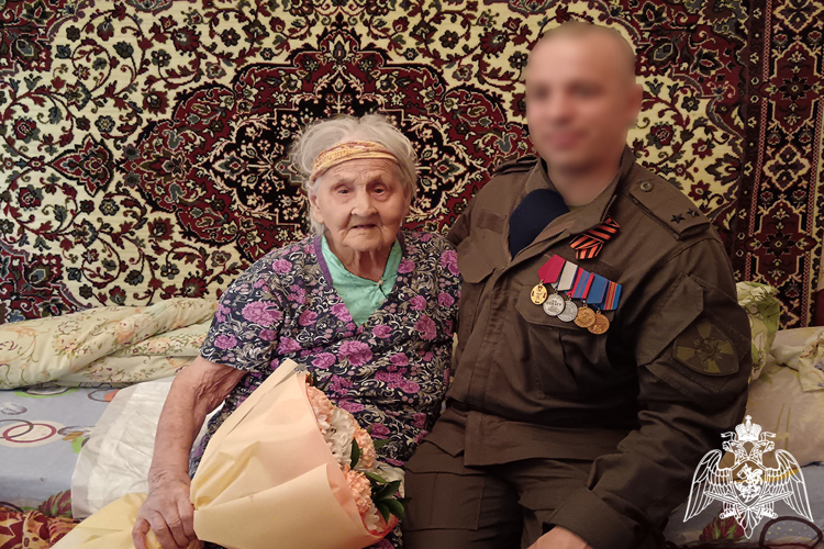 В Тюмени офицеры СОБР Росгвардии поздравили 100-летнюю труженицу тыла с Днём Победы