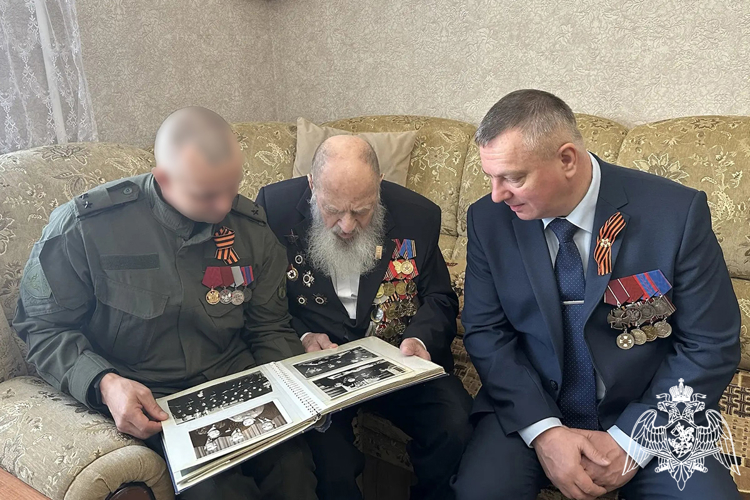 Офицеры и ветераны СОБР Росгвардии в Тюмени поздравили с Днём Победы участника Великой Отечественной войны