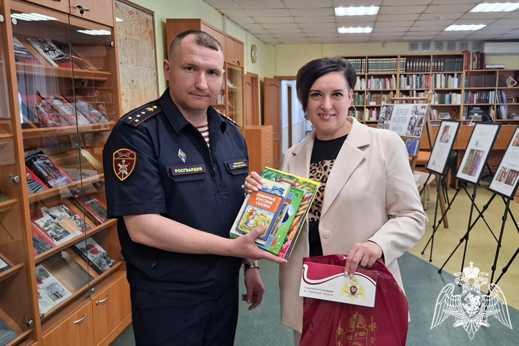 В Общероссийский день библиотек росгвардейцы в Тюмени поздравляют работников отрасли
