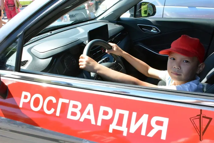 Росгвардия организовала тематическую выставку ко Дню молодёжи в Тюмени